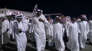 أمير قطر في استقبال الأمراء المفرج عنهم في العراق لجى وصولهم الدوحة