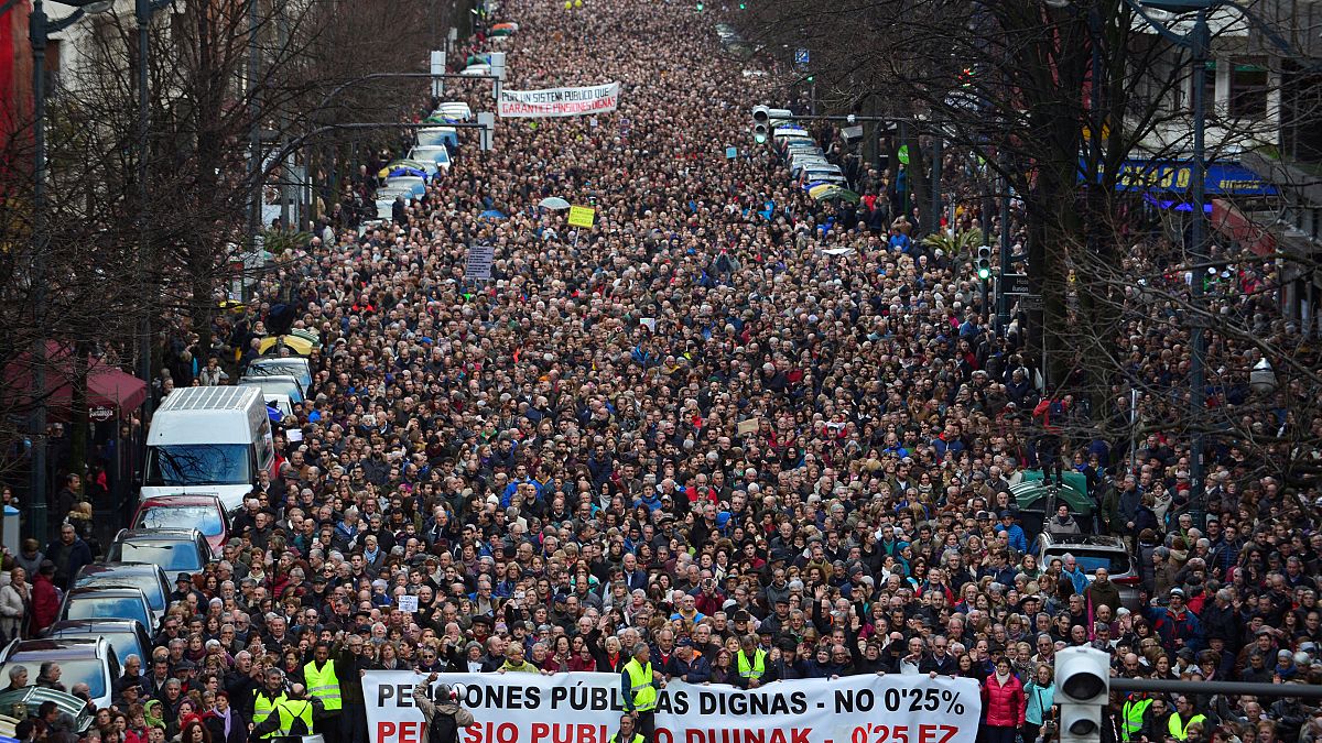 Miles de jubilados protestan en las calles de Bilbao (España)