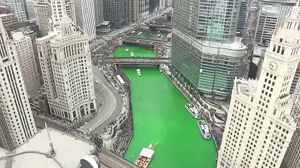Zölddé varázsolták egy chicagói folyó vizét Szent Patrik-napra Zölddé varázsolták egy chicagói folyó vizét Szent Patrik-napra