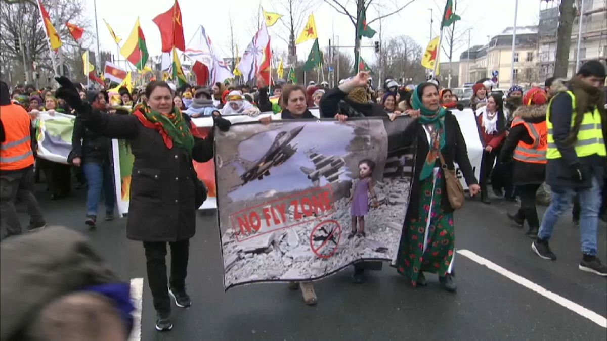 Tausende Kurden demonstrieren in Deutschland