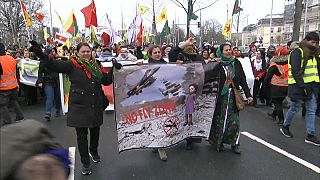 Tausende Kurden demonstrieren in Deutschland
