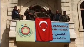 شاهد.. لحظة رفع العلم التركي وسط مدينة عفرين السورية