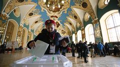 Uma eleitora deposita o seu voto numa urna em Moscovo