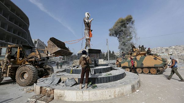 نیروهای ترکیه در عفرین مجسمه کاوه را پایین کشیدند و پرچم ترکیه را برافراشتند نیروهای ترکیه در عفرین مجسمه کاوه را پایین کشیدند و پرچم ترکیه را برافراشتند