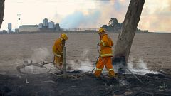 Hundreds flee Australian bush fires