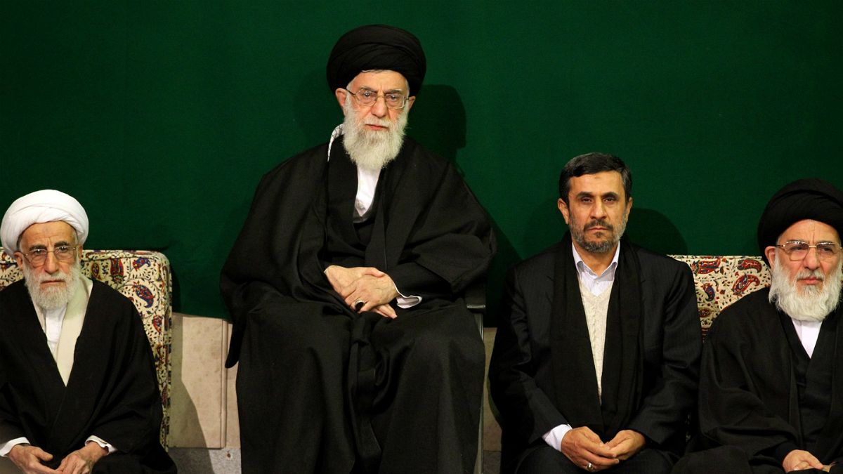 احمدی‌نژاد در دو نامه به رهبر ایران: آزادی به محاق رفته است