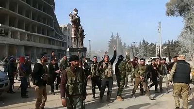جنود من الجيش السوري الحر في عفرين شمال البلاد