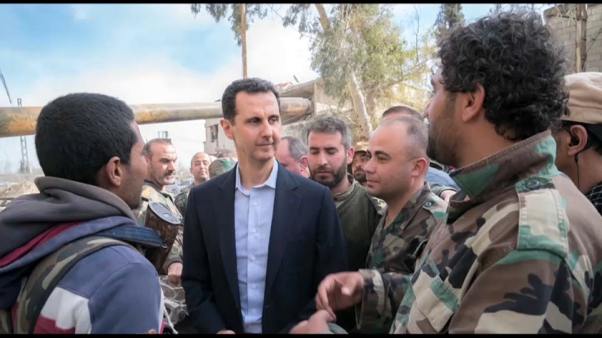 El presidente sirio Bashar al-Assad visita en Guta a sus tropas
