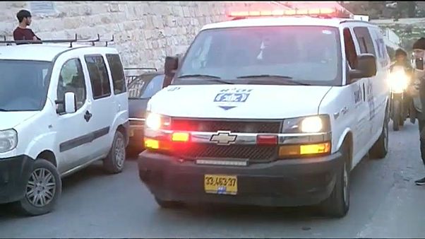 Israelischer Wachmann bei Messer-Attacke in Jerusalem schwer verletzt Israelischer Wachmann bei Messer-Attacke in Jerusalem schwer verletzt