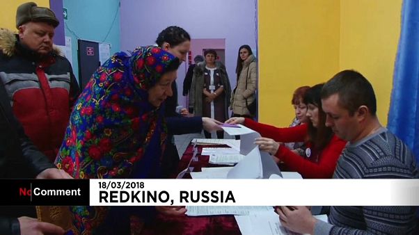 Russia al voto tra canti e balli popolari Russia al voto tra canti e balli popolari