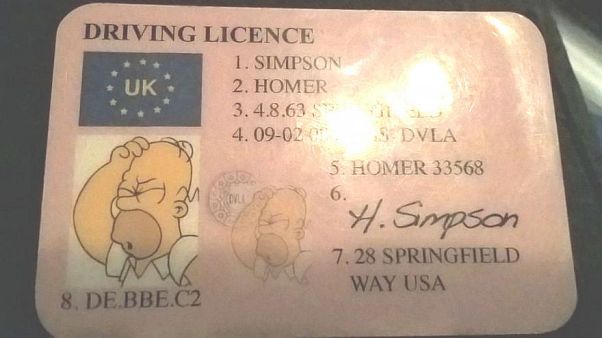 La policía atrapa a un conductor con un carné de conducir falso de Homer Simpson La policía atrapa a un conductor con un carné de conducir falso de Homer Simpson
