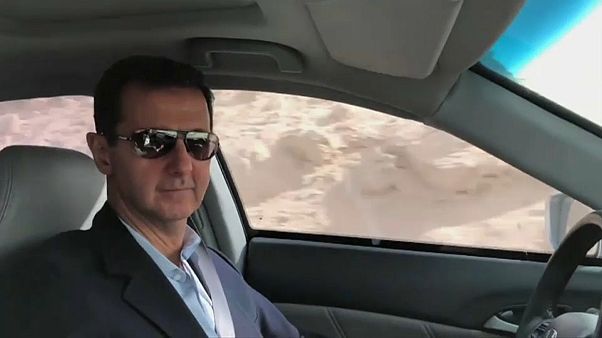 Siria, il presidente Assad visita in auto la Ghouta orientale Siria, il presidente Assad visita in auto la Ghouta orientale