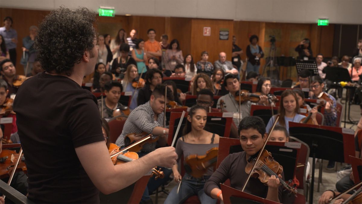Gustavo Dudamel anima ateliê com 300 jovens no México