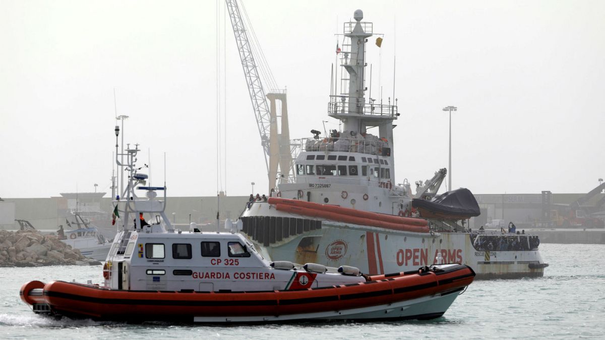 Κατασχέθηκε πλοίο ΜΚΟ γιατί μετέφερε μετανάστες στην Ιταλία
