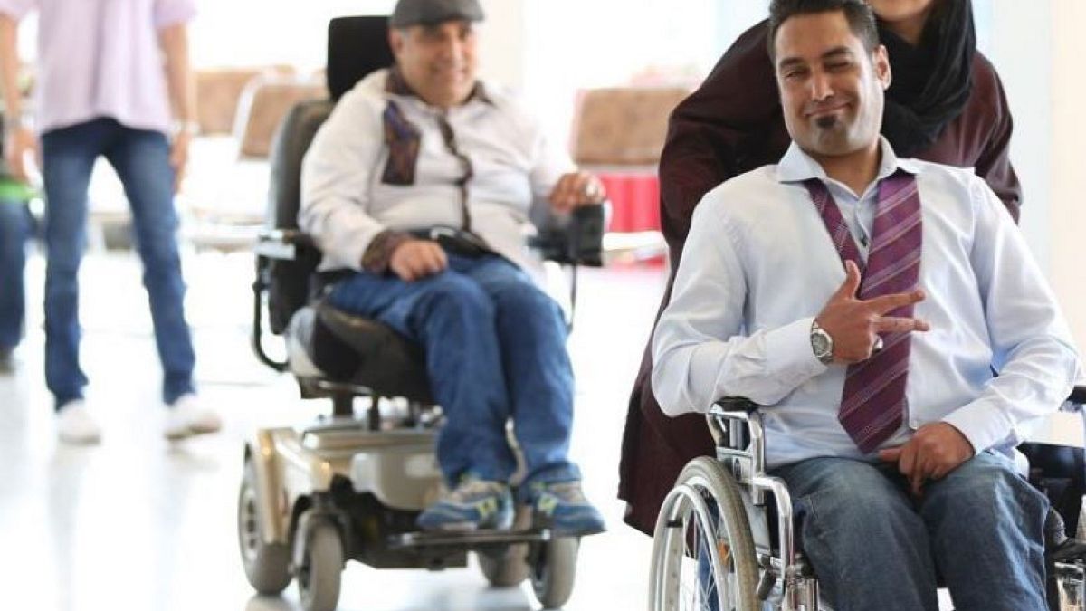 Rollstuhlfahrer präsentieren bequeme und schicke Mode in Teheran