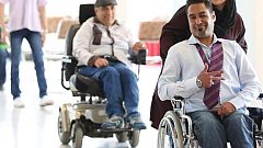 Rollstuhlfahrer präsentieren bequeme und schicke Mode in Teheran