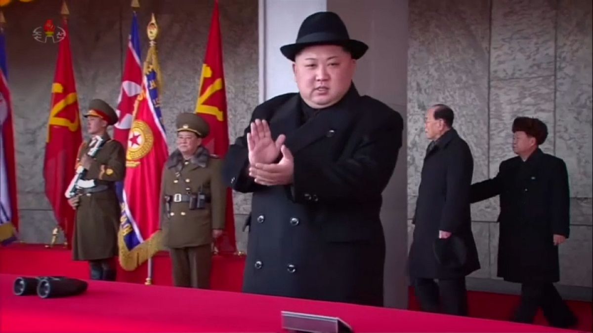 Kim Jong-un mantém "compromisso" com desnuclearização