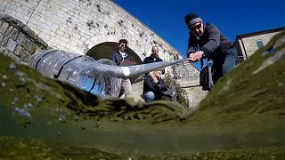Italianos vigiam rios, recolhem amostras e limpam plásticos