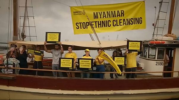 Myanmar liderine Avustralya'da protesto Myanmar liderine Avustralya'da protesto
