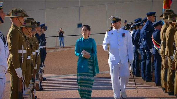 Aung San Suu Kyi se reúne con el primer ministro australiano Aung San Suu Kyi se reúne con el primer ministro australiano