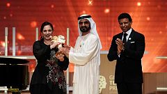 محمد بن راشد يكرم معلمة بريطانية