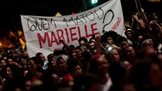 Uno striscione in piazza: "Chi ha ucciso Marielle?"