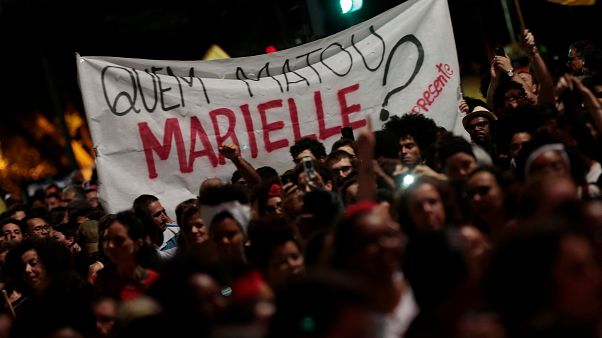 Uno striscione in piazza: "Chi ha ucciso Marielle?" Uno striscione in piazza: "Chi ha ucciso Marielle?"