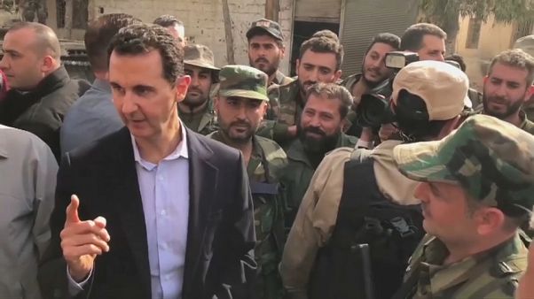 La triunfalista visita de al Asad a sus tropas en Guta Oriental La triunfalista visita de al Asad a sus tropas en Guta Oriental