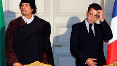 Sarkozy con el fallecido presidente libio Muamar el Gadafi