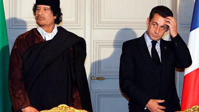 Sarkozy con el fallecido presidente libio Muamar el Gadafi