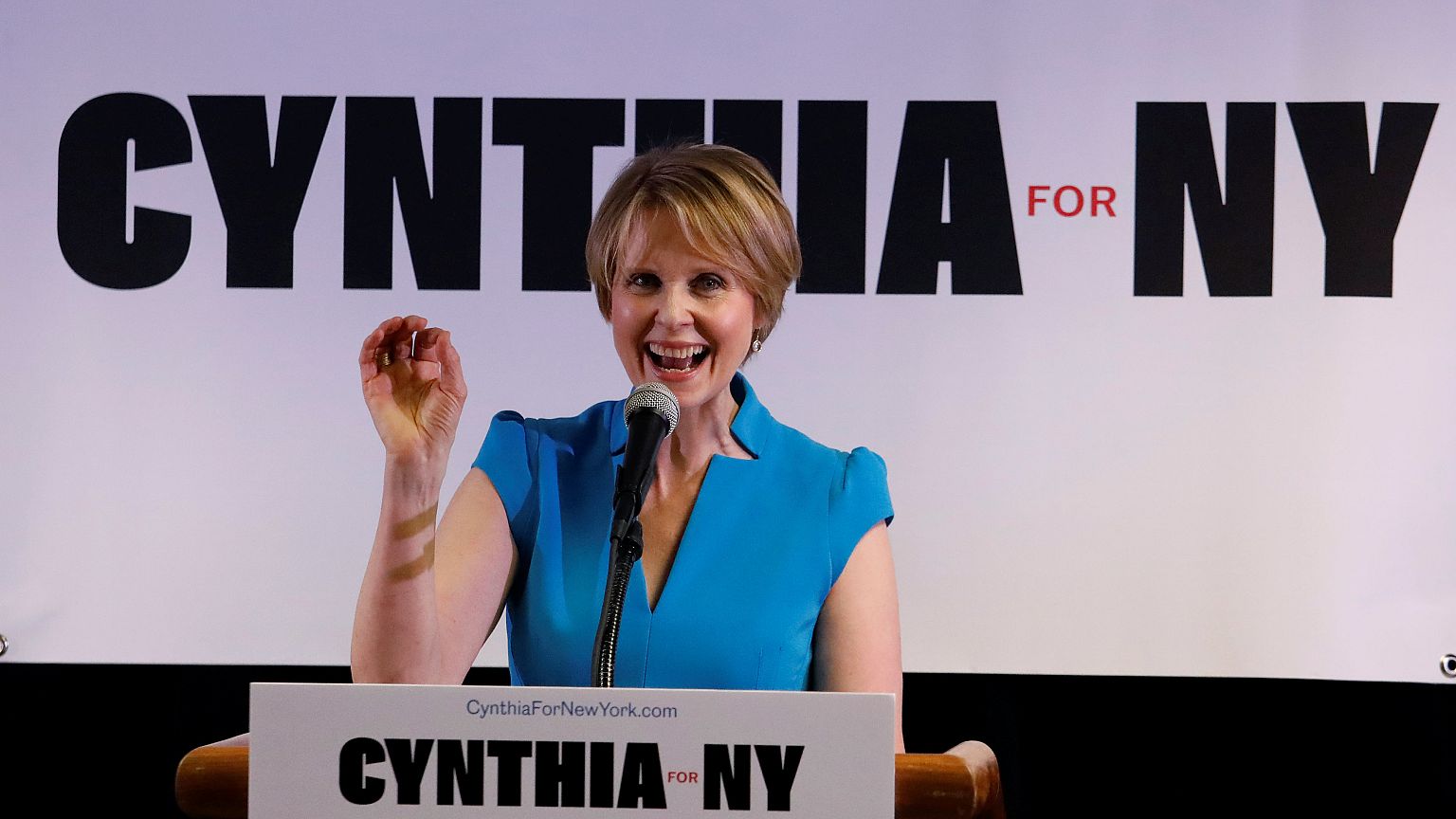 Cynthia Nixon durante un discurso