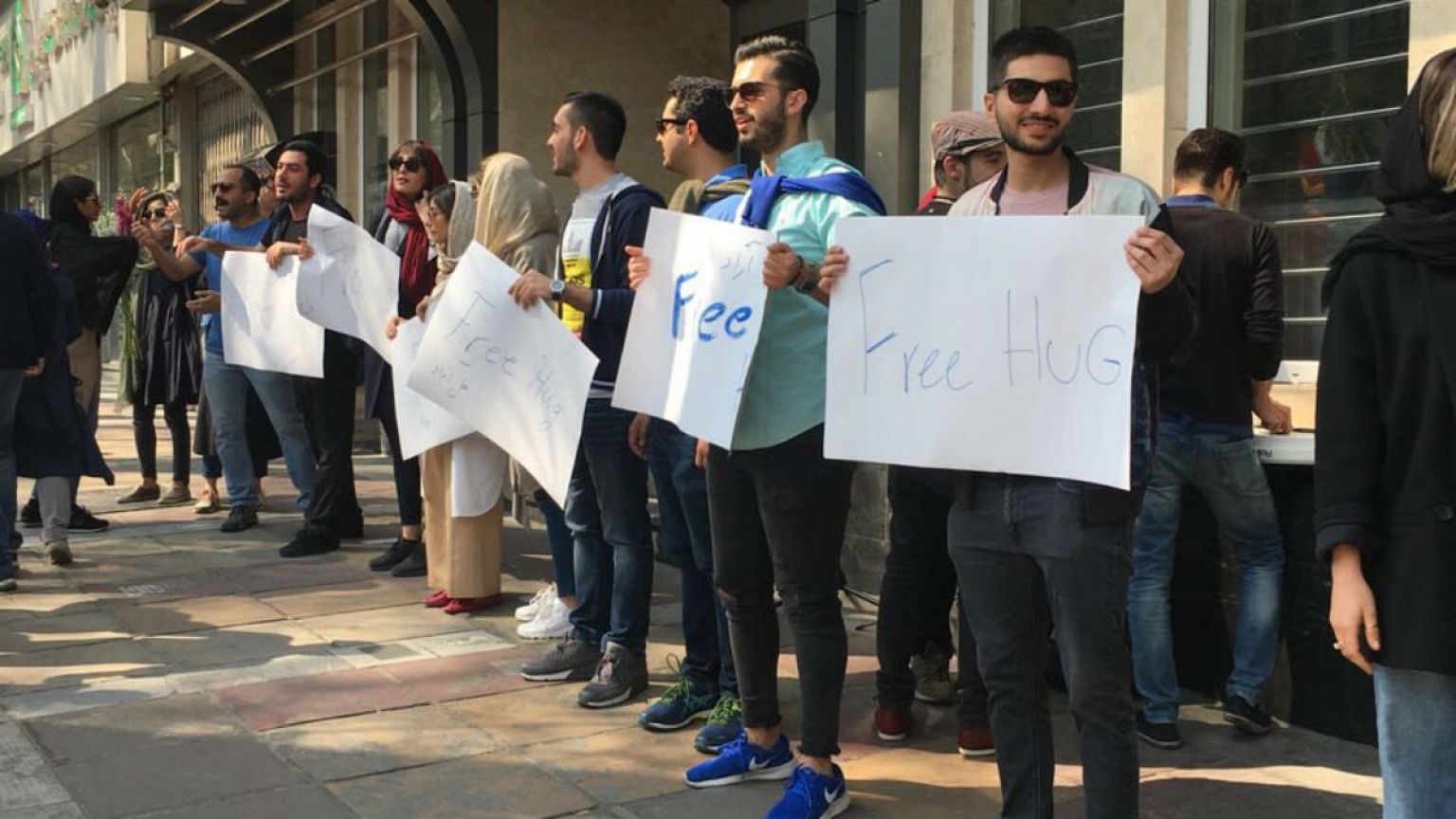 کمپین آغوش مجانی در خیابان ولیعصر تهران