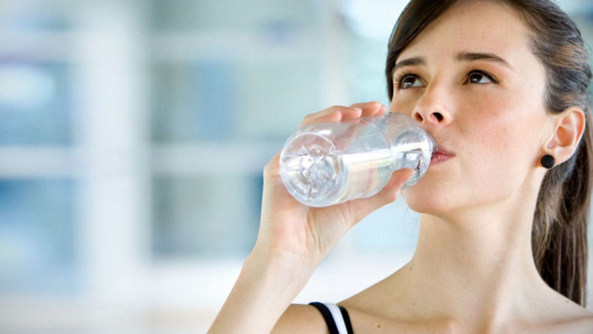 شرب الماء بعد الأكل مباشرة يؤدي إلى عسر الهضم والسمنة المفرطة 