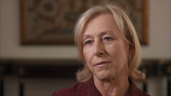 Eski şampiyon tenisçi Navratilova BBC'nin kendisine ücret eşitsizliği yaptığını söyledi Eski şampiyon tenisçi Navratilova BBC'nin kendisine ücret eşitsizliği yaptığını söyledi