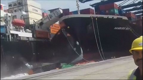 Pakistan, pioggia di container in mare nel porto di Karachi 
