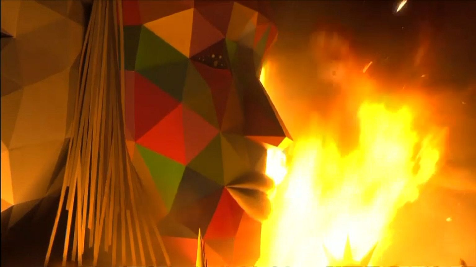Valencia despide una de sus fallas más innovadoras y coloristas