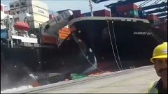 تصادم سفينتي شحن في ميناء كراتشي بالباكستان