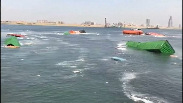 Pakistan'ın Karaçi Limanı'nda iki yük gemisi çarpıştı Pakistan'ın Karaçi Limanı'nda iki yük gemisi çarpıştı