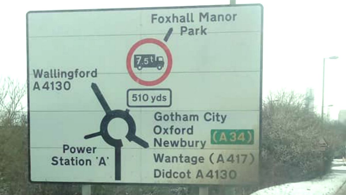 Próxima parada: ¿Narnia? Ciudades fantásticas aparecen misteriosamente en señales de tráfico de Reino Unido