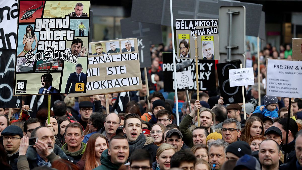 Gli slovacchi in piazza chiedono nuove elezioni