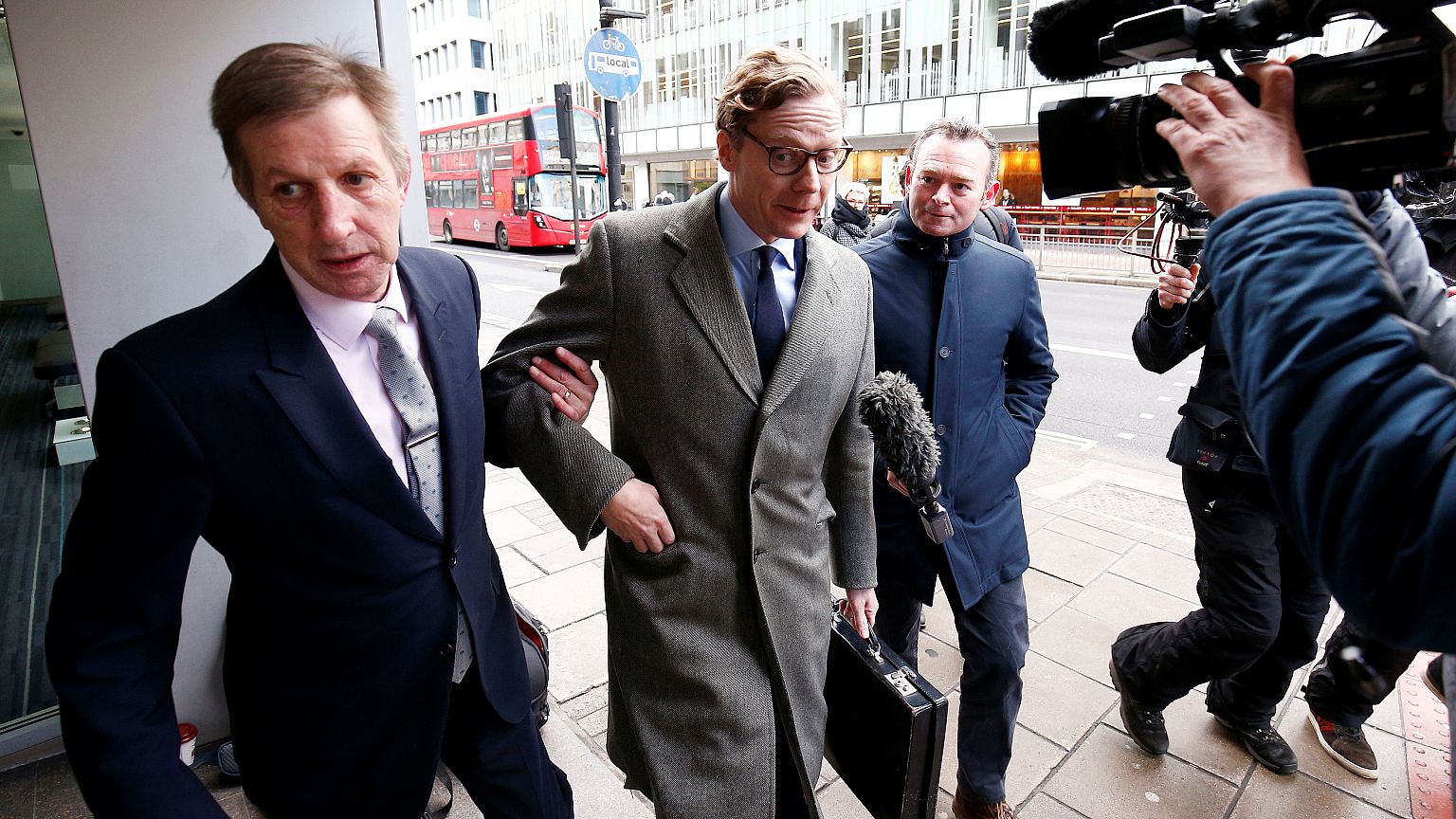 Nach Datenskandal: Cambridge Analytica suspendiert Chef