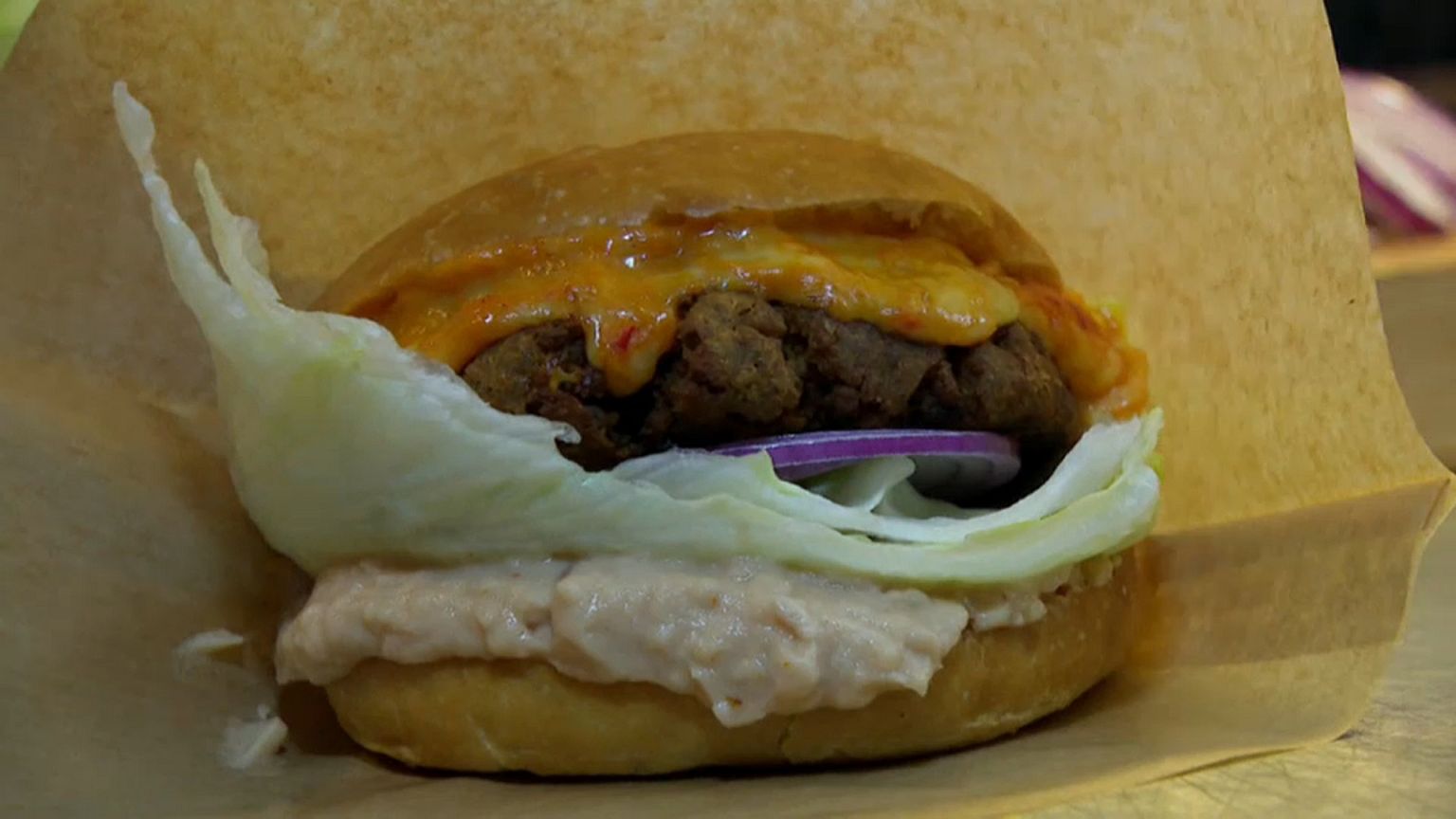 Hambúrguer bate baguete com fiambre e queijo