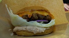 Hambúrguer bate baguete com fiambre e queijo