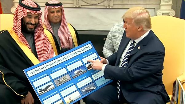 ترامب يستعرض أسعار الأسلحة التي تستوردها السعودية من الولايات المتحدة ترامب يستعرض أسعار الأسلحة التي تستوردها السعودية من الولايات المتحدة