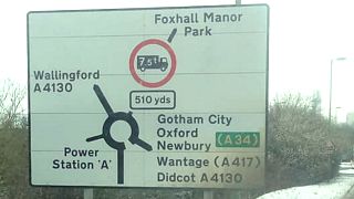 Középföldére, Gothamba és Smaragdvárosba irányítanak egy angol város táblái