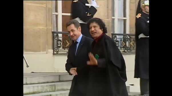 Fermato Sarkozy: l'affaire dei fondi libici è un giallo internazionale Fermato Sarkozy: l'affaire dei fondi libici è un giallo internazionale
