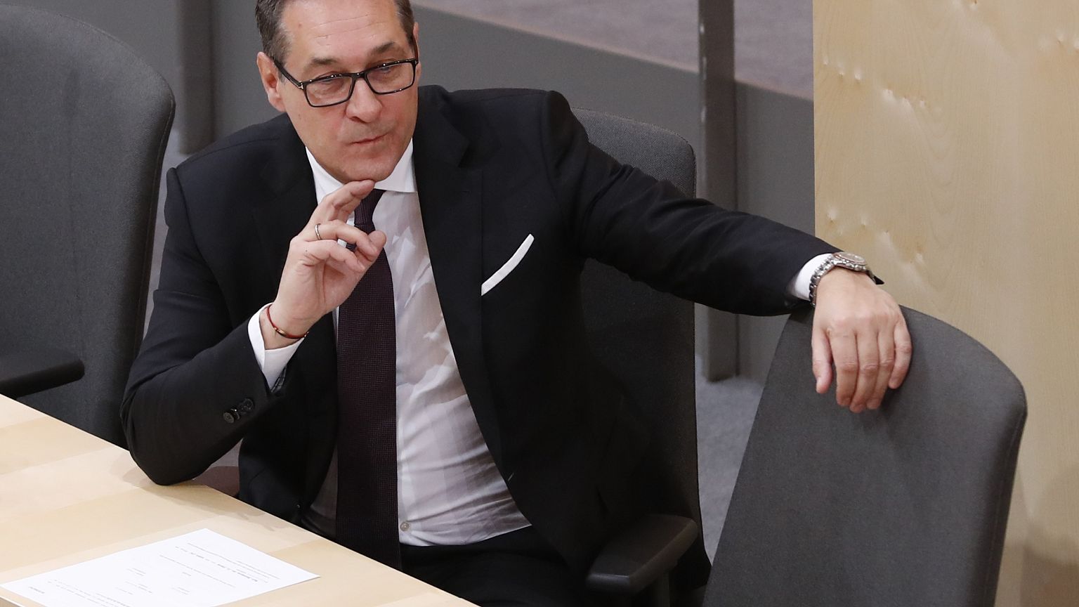 Αυστρία: "Φιάσκο" τα περί παρακολούθησης με “κοριούς” του αντικαγκελάριου!