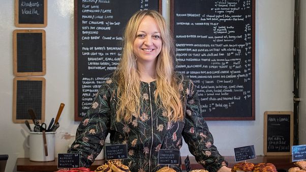 Claire Ptak, a Violet Bakery tulajdonosa, egyben az esküvői torta készítője Claire Ptak, a Violet Bakery tulajdonosa, egyben az esküvői torta készítője