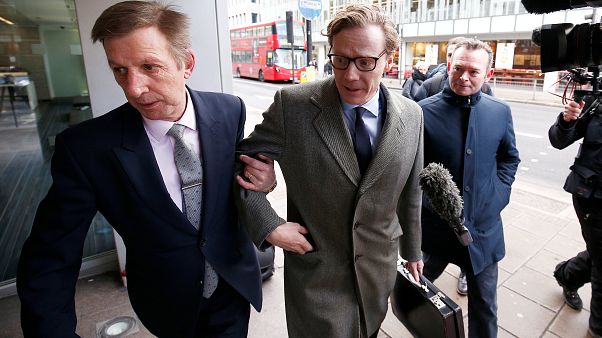 Scandale Facebook : le PDG de Cambridge Analytica limogé Scandale Facebook : le PDG de Cambridge Analytica limogé
