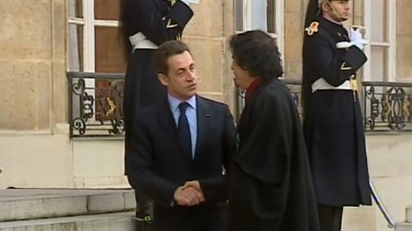 Sarkozy riceve il colonnello Gheddafi all'Eliseo Sarkozy riceve il colonnello Gheddafi all'Eliseo